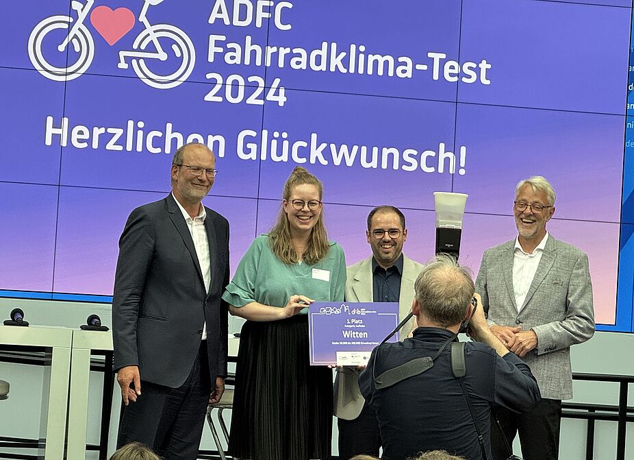 Ludger Molitor (Verkehrsministerium), Sophia Bröker, Tim Raabe und Frank Masurat (ADFC) Ludger Molitor, Sophia Bröker, Tim Raabe und Frank Masurat