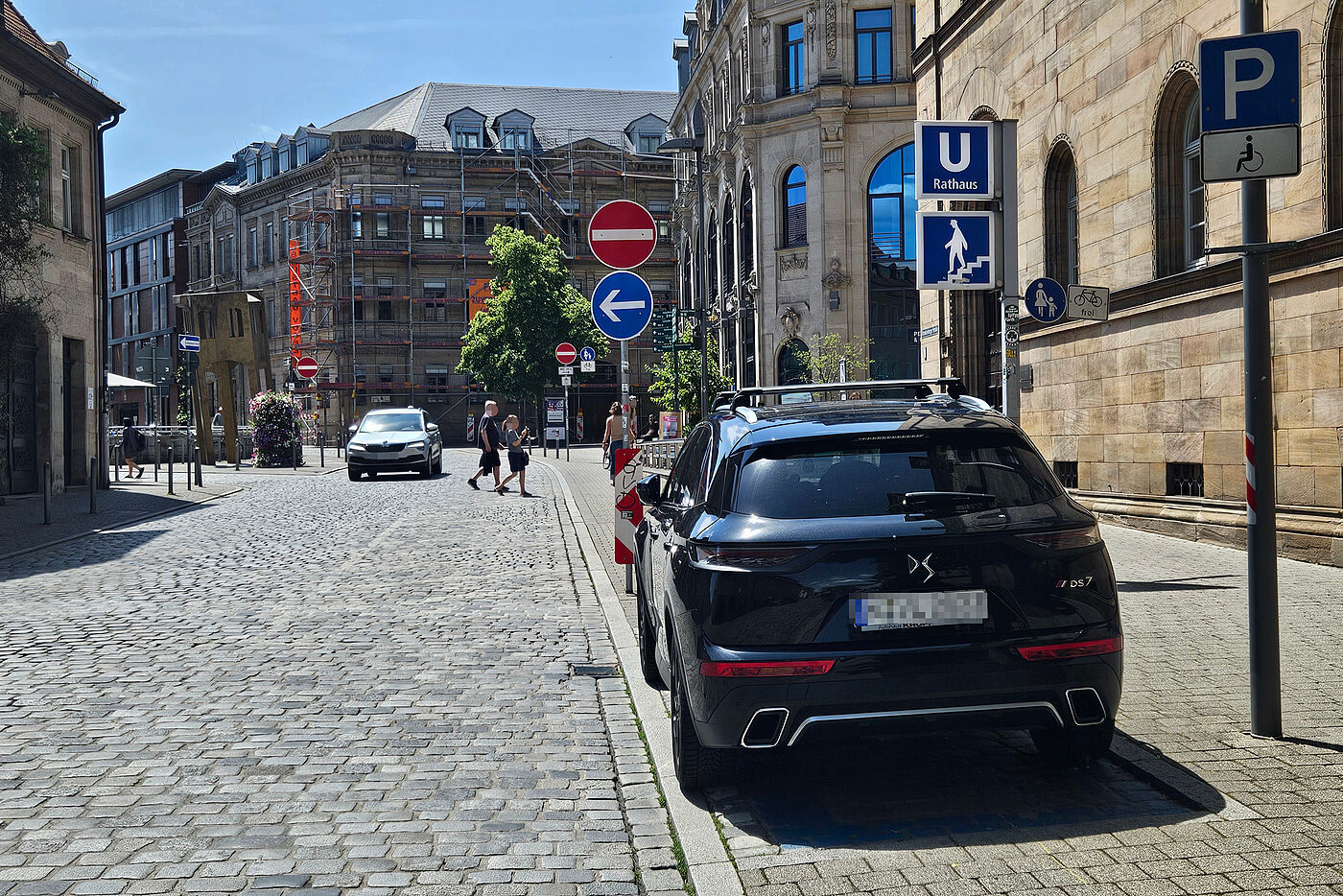 Brandenburger Str., noch müssen Radfahrer auf den Gehweg mit "Rad frei" ausweichen