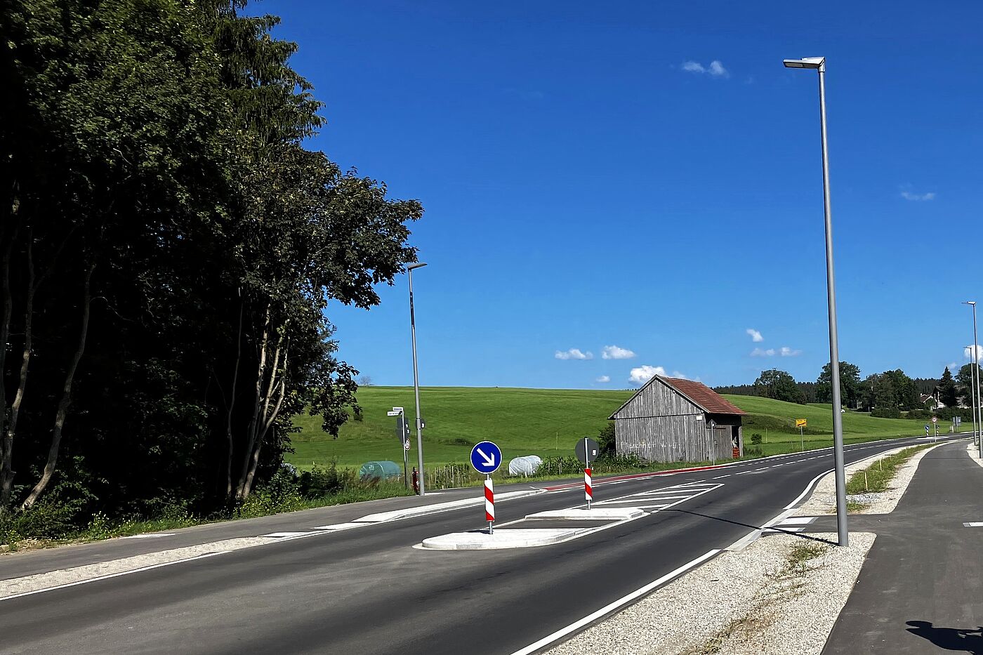 Abgesetzter Begleitweg Hochwiesstraße Abgesetzter Begleitweg an Straße