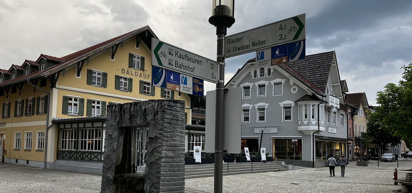 Wegweiser vor Wirtshaus