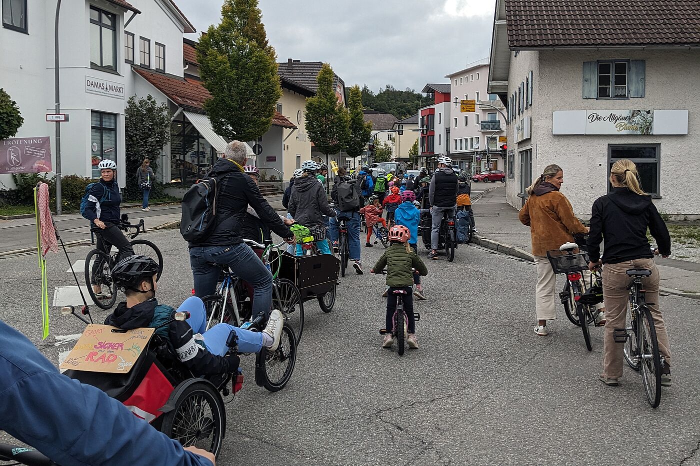 KM MOD Rauhkreuzung Radler auf der Straße