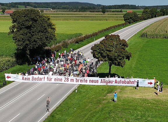 B12 Demoplakat Luftbild einer Demonstration