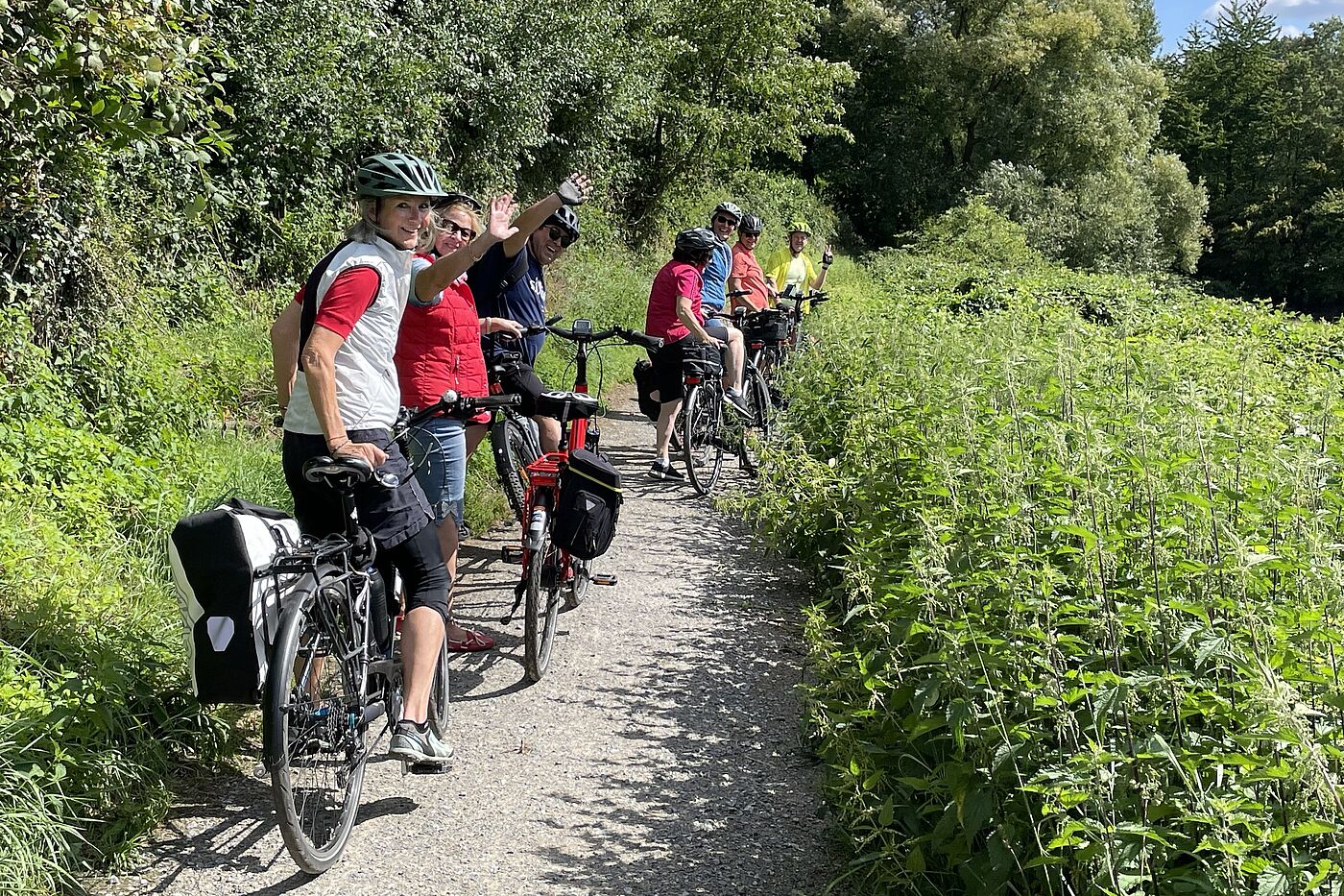 eine Fahrradgruppe ist unterwegs