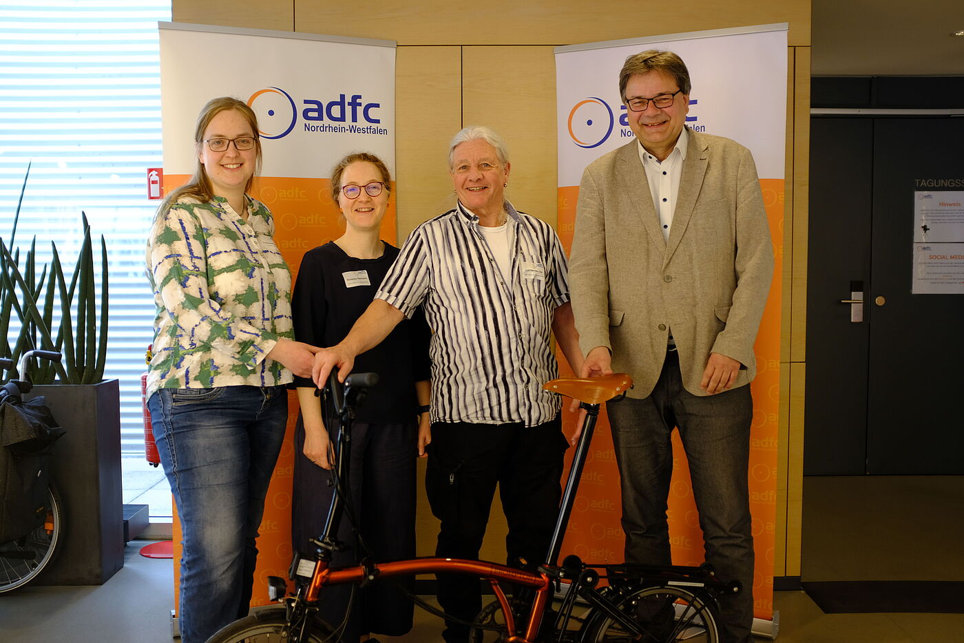 Landsvorsitzende mit Kreisvorsitzenden und Bürgermeinster