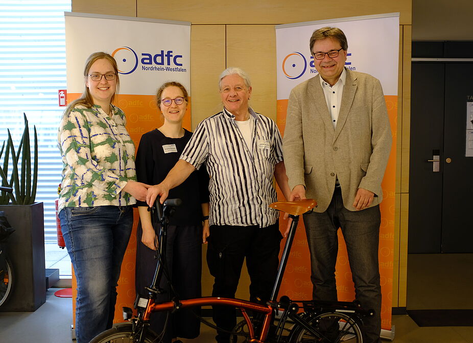 Gruppenfoto mit dem Bürgermeister. vlnr: Anna Limbach, Susanne Niemann, Lux van der Zee, Klaus Rosenau. Gruppenfoto