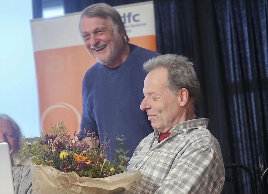 Manfred Döpper überreicht Jürgen Hupe Blumen