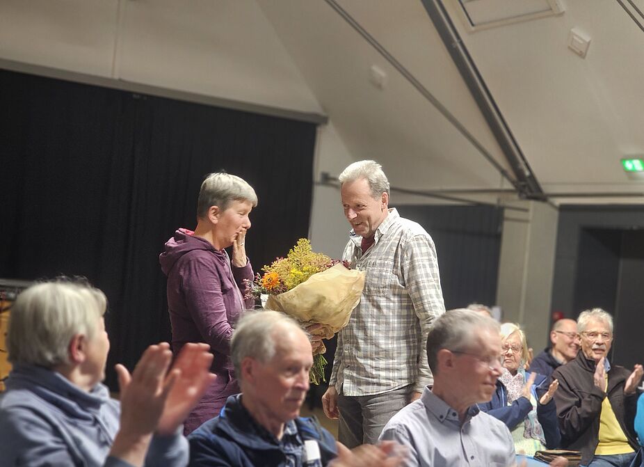 Jürgen Hupe überreicht Katja Siepmann Blumen