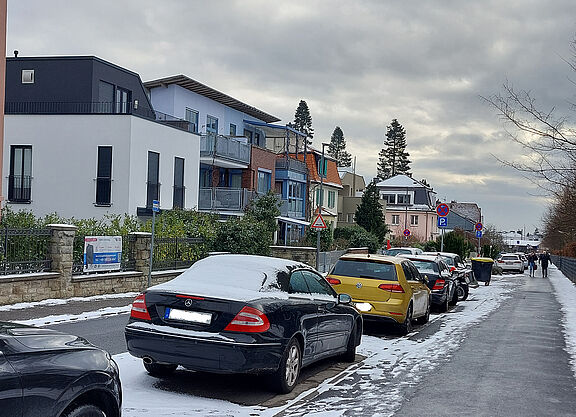 Zeppelinstraße vor Umbau Parkende PKW am Straßenrand