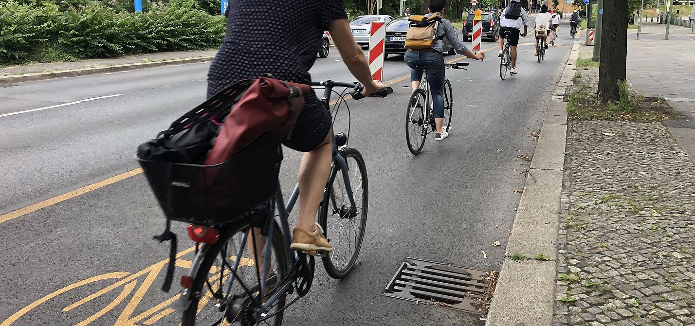 Schnellbauelement geschützter Radfahrstreifen (Pop-up-Radweg) mit Baken.