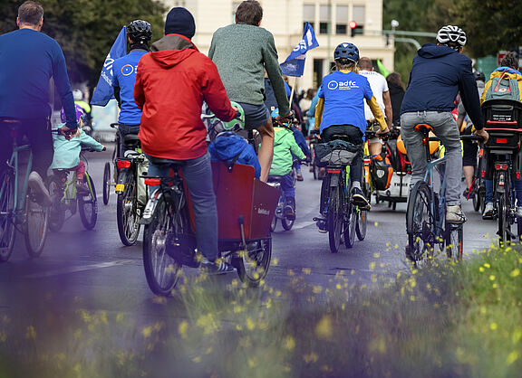 Menschen auf Rädern bei Kidical Mass Demo