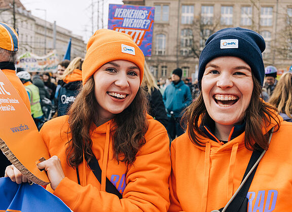 Zwei junge Frauen demonstrieren auf dem Klimastreik.