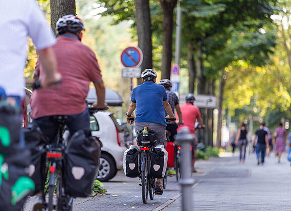 Berufsradler mit Helm in der Innenstadt Berufsradler mit Helm in der Innenstadt