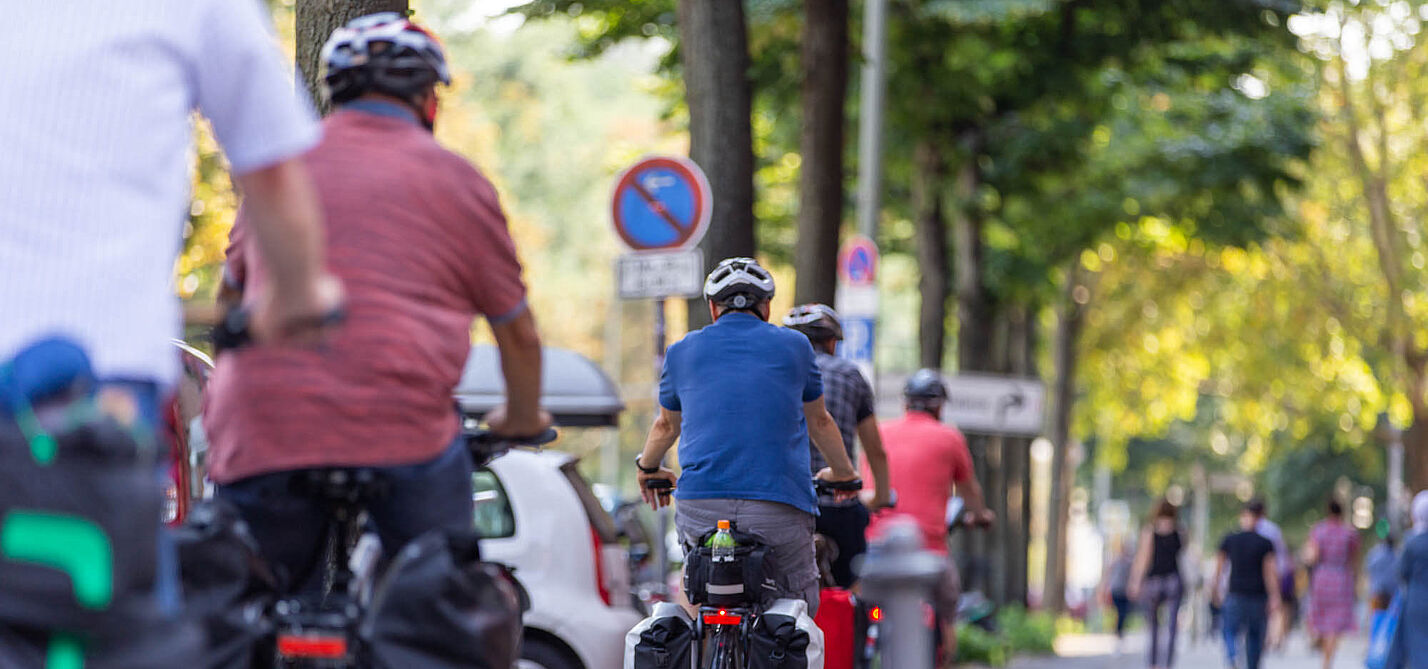 Berufsradler mit Helm in der Innenstadt Berufsradler mit Helm in der Innenstadt